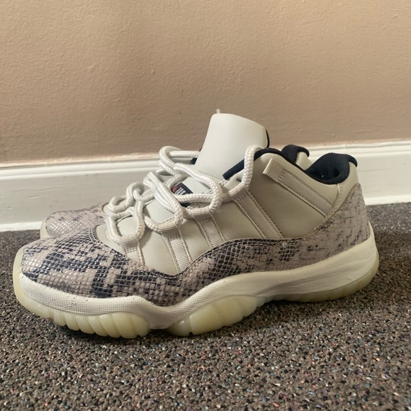 Jordan Retro 11 Light Bone Size-8.5 - Picture 2 of 5